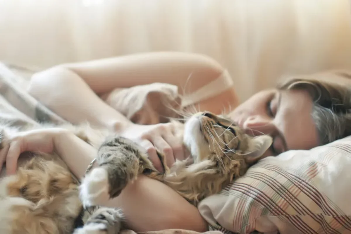¿Es bueno dormir con tu mascota? Qué dice la ciencia sobre sus efectos y cómo hacerlo sin afectar el sueño