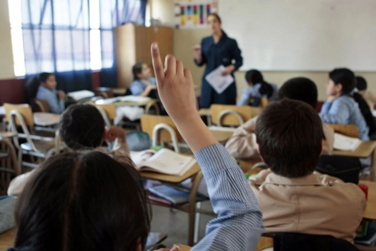 Padre retiró a hija a mitad de ciclo escolar y colegio cobró año completo: Corte ratifica ilegalidad y multa con $3 millones