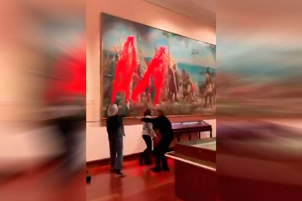 VIDEO| El momento en que activistas lanzan pintura roja al cuadro de Colón en Madrid: 