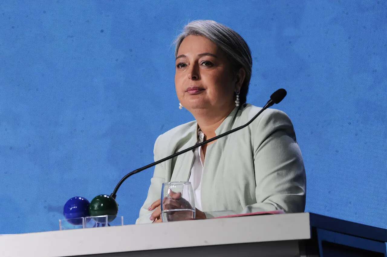 ENADE 2025: Jeannette Jara marca la agenda con seguridad, pensiones y salarios justos, mientras Kast defiende a asesor vinculado a caso de colusión