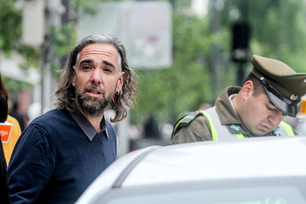 VIDEO| Hijo de Andrés Chadwick sorprendido en auto con documentos vencidos: Arrancó al Metro para no hablar con la prensa