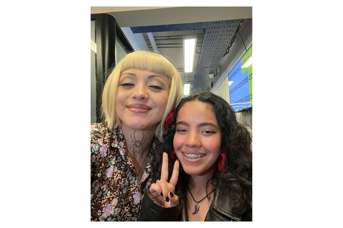Marianh Torrijo junto a su referente, Mon Laferte.