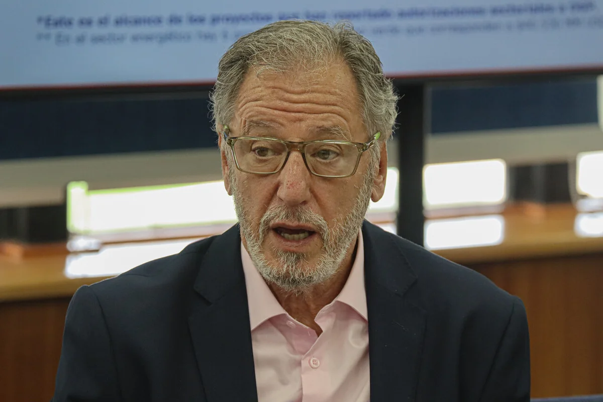 Biministro García y error de cálculo por cobro de la luz: 