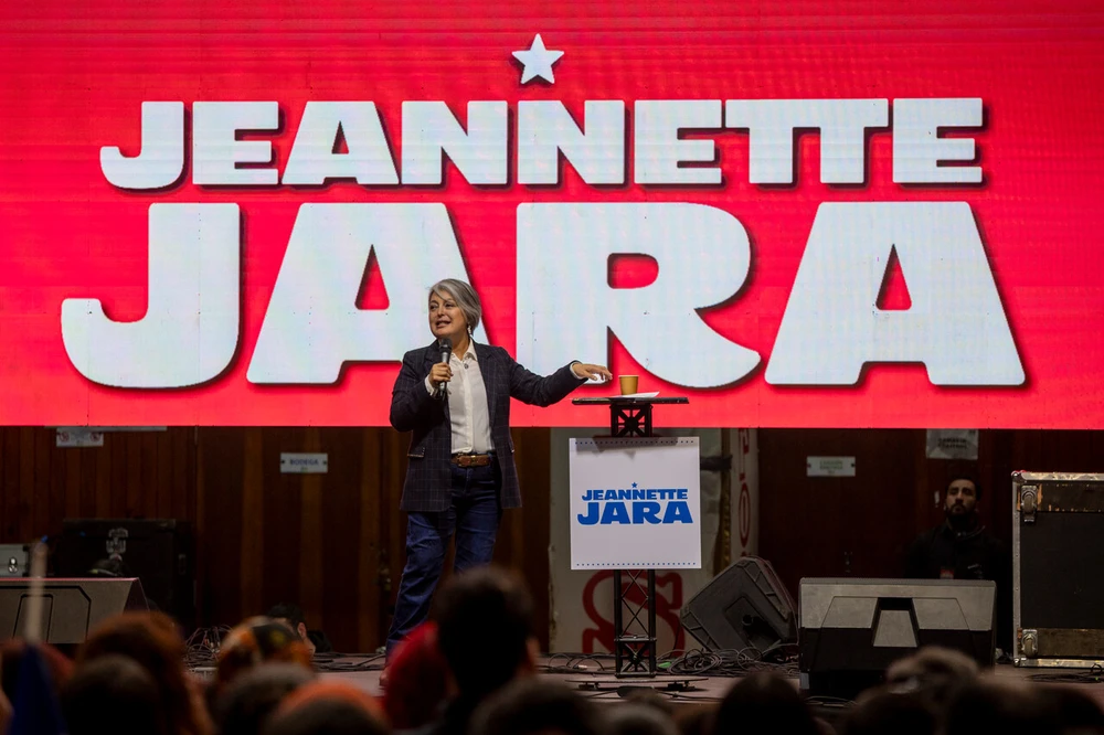 Jeannette Jara sigue liderando las encuestas del día lunes a cuatro semanas de elecciones: Kast y Matthei caen
