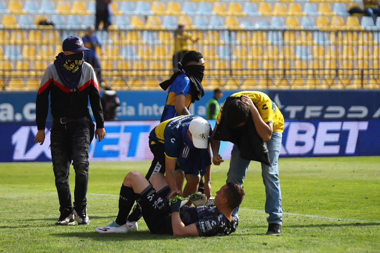 Violencia en el fútbol chileno no da para más: Peligrosa invasión de barristas de Everton y golpizas a guardias