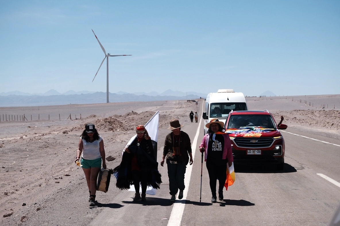 Atacameños caminaron durante dos días por el desierto para protestar contra impactos de la minería en salares y mares