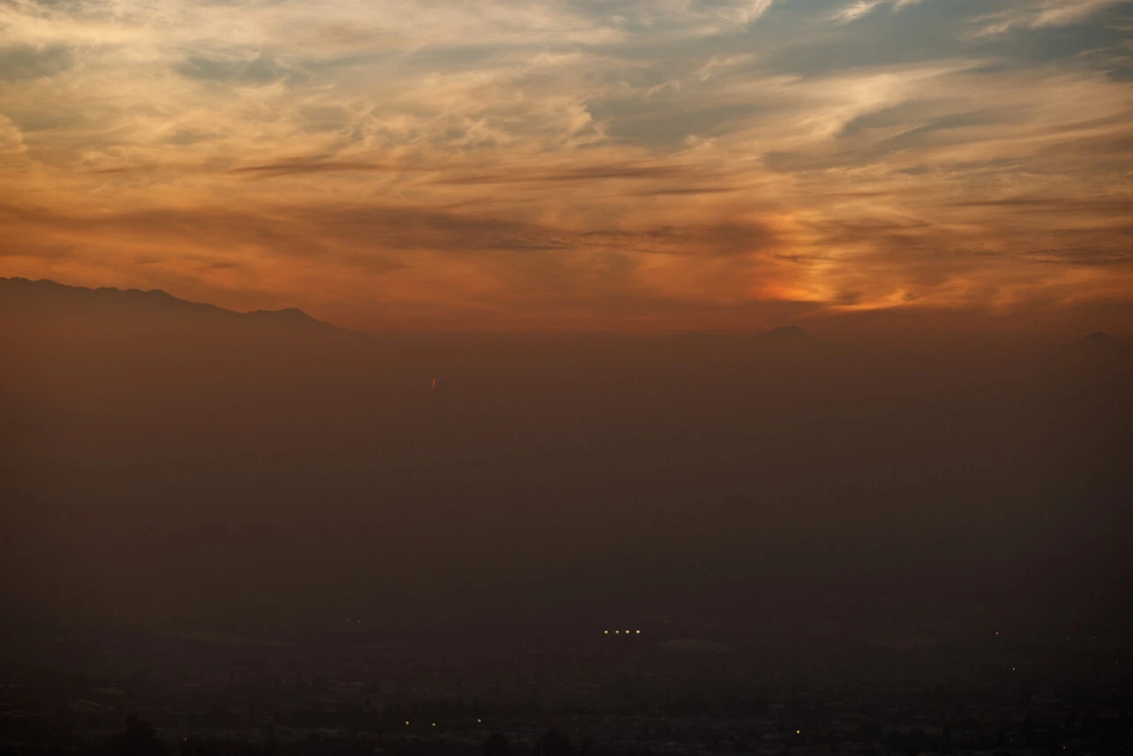 Miles de chilenos mueren prematuramente por calor y aire contaminado: Alertan que médicos desconocen los riesgos climáticos