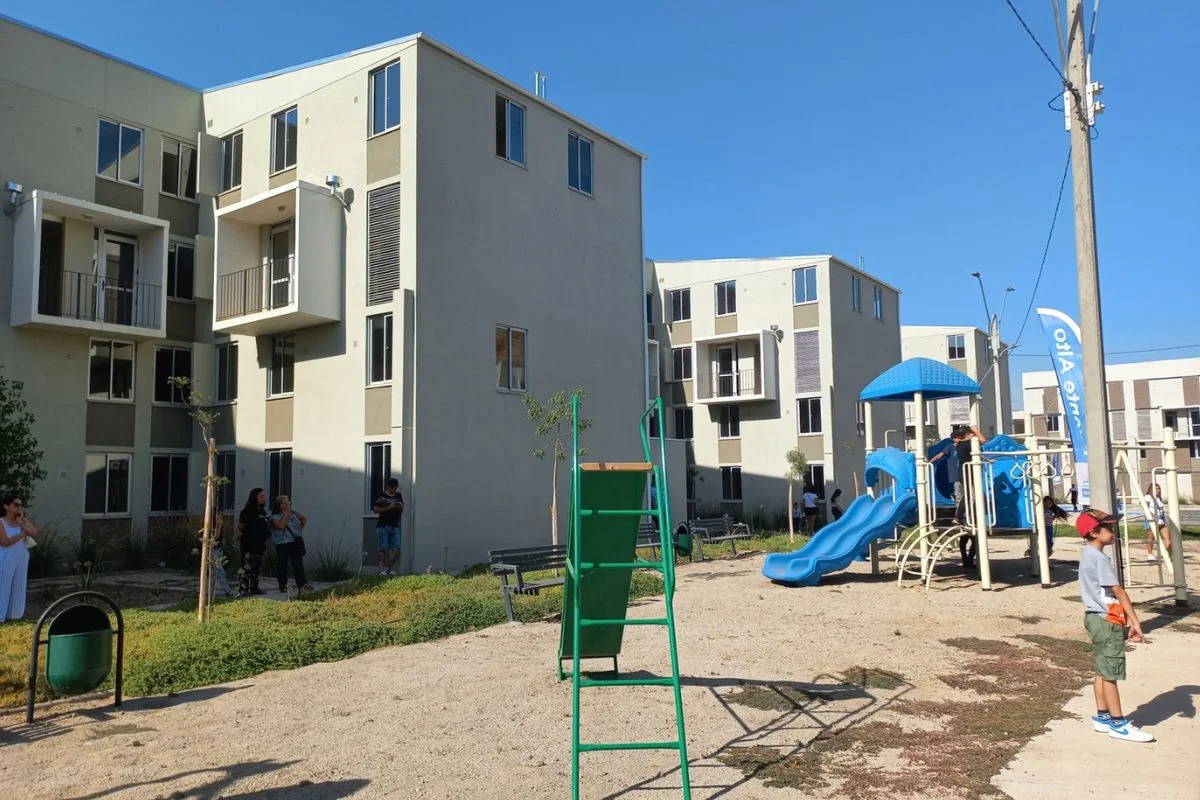 Vecinos de Bajos de Mena denuncian al Serviu: 120 familias llevan casi 10 años esperando regeneración urbana