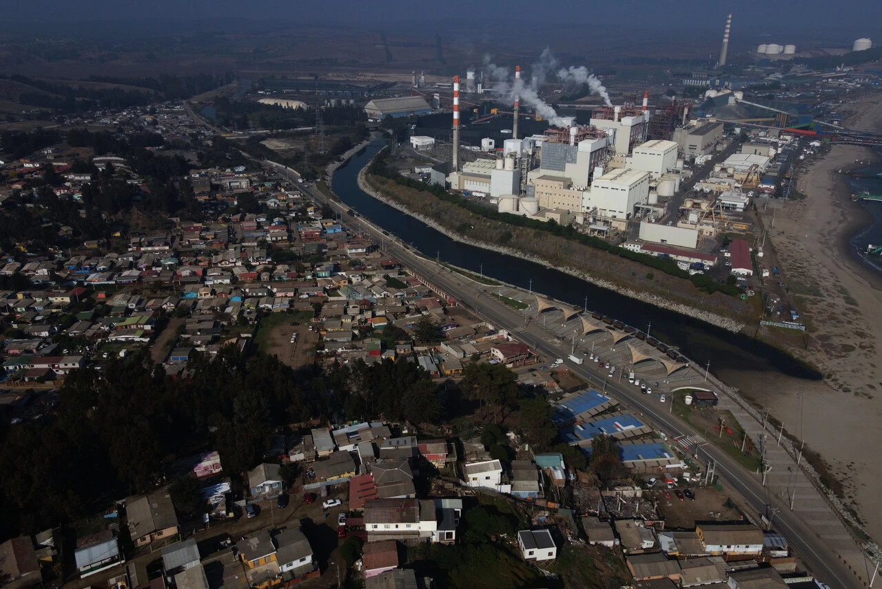Proponen frenar industrias de Quintero hasta medir cada contaminante: “La actividad económica no puede estar sobre la salud”