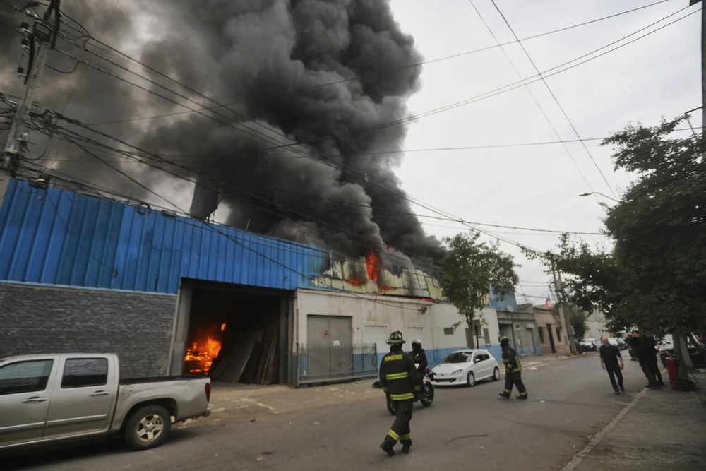 Incendio de grandes proporciones en fábrica de muebles provoca alta congestión en Santiago