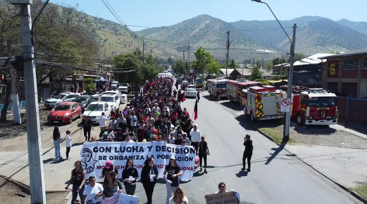 Marcha por una vivienda digna: Más de 700 pobladores de Huechuraba exigen agilizar proyectos sociales
