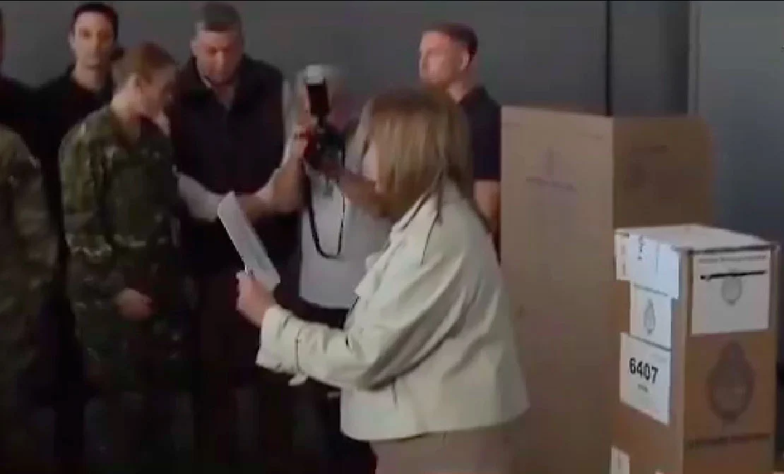 VIDEO| El chascarro de Patricia Bullrich en elecciones de Argentina: Dobló mal el voto y lo mostró en TV