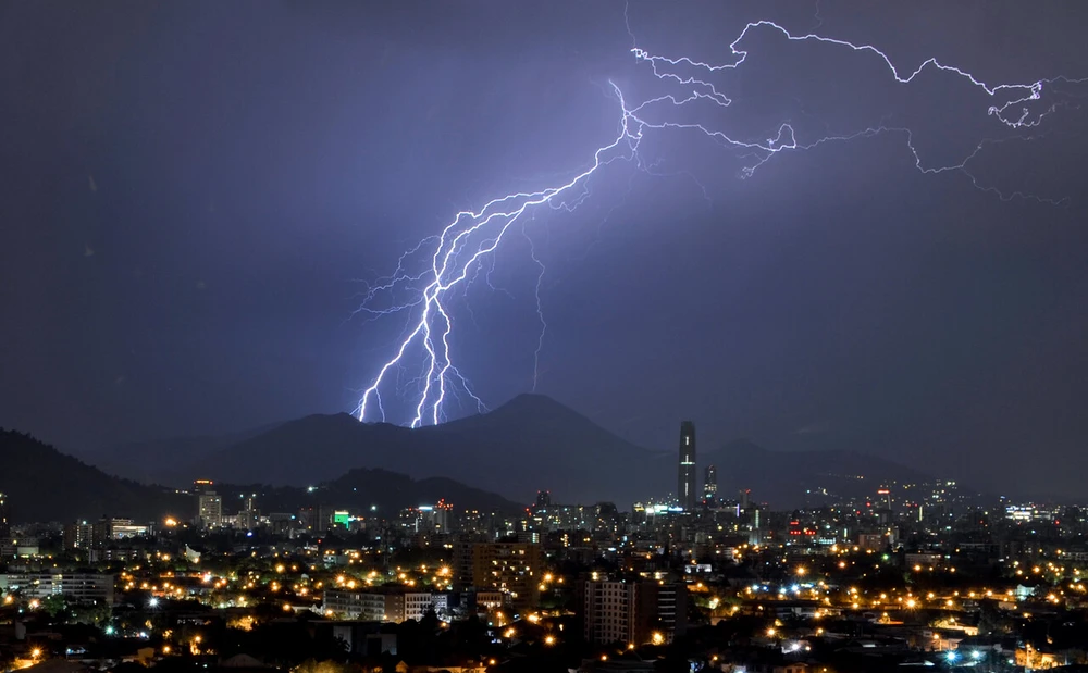 Chubascos, viento y tormenta eléctrica en Halloween: MeteoChile actualiza el pronóstico para la Región Metropolitana