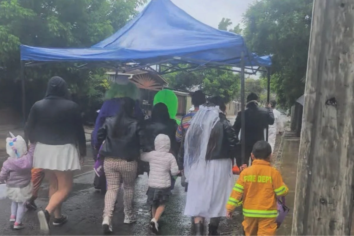 VIDEO| La lluvia no fue un impedimento: La ingeniosa forma de niños para salir a pedir dulces en Halloween