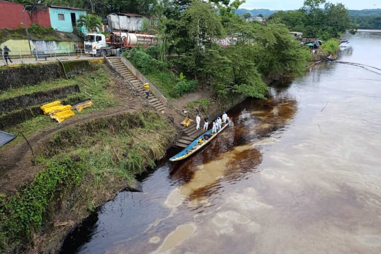 Los ríos de Esmeraldas, en Ecuador, lucen con manchas negras de petróleo, tras un derrame de PetroEcuador.