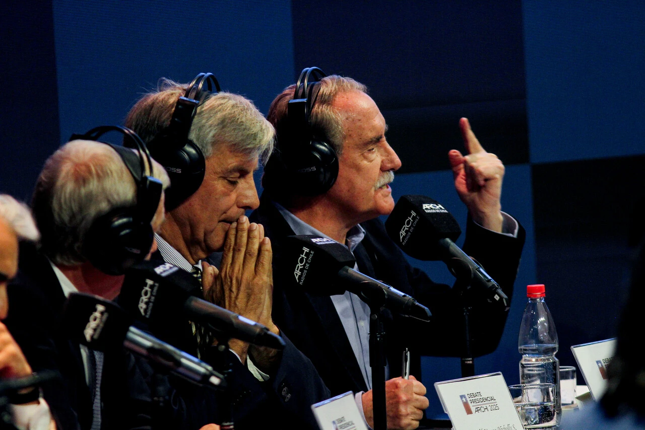 VIDEO| “Y usted Kast, si se mira a un espejo sabrá de dónde viene”: La salida de libreto de Artés en debate ARCHI