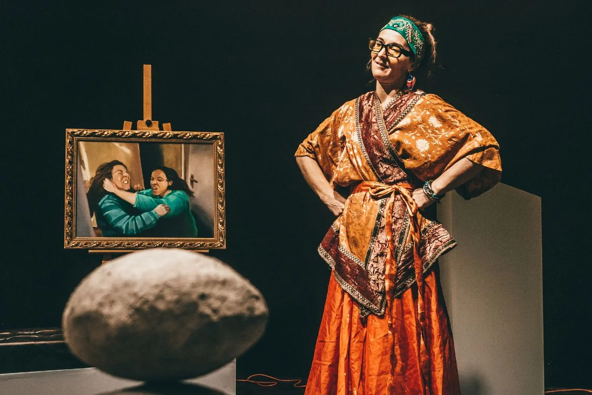 “La Perversión de Natacha”: La comedia negra que aborda la hipocresía moral de los artistas contemporáneos