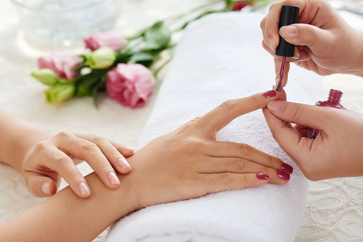 ISP ordena retiro de esmaltes por compuesto cancerígeno prohibido: Revisa los 39 pinta uñas de 18 marcas