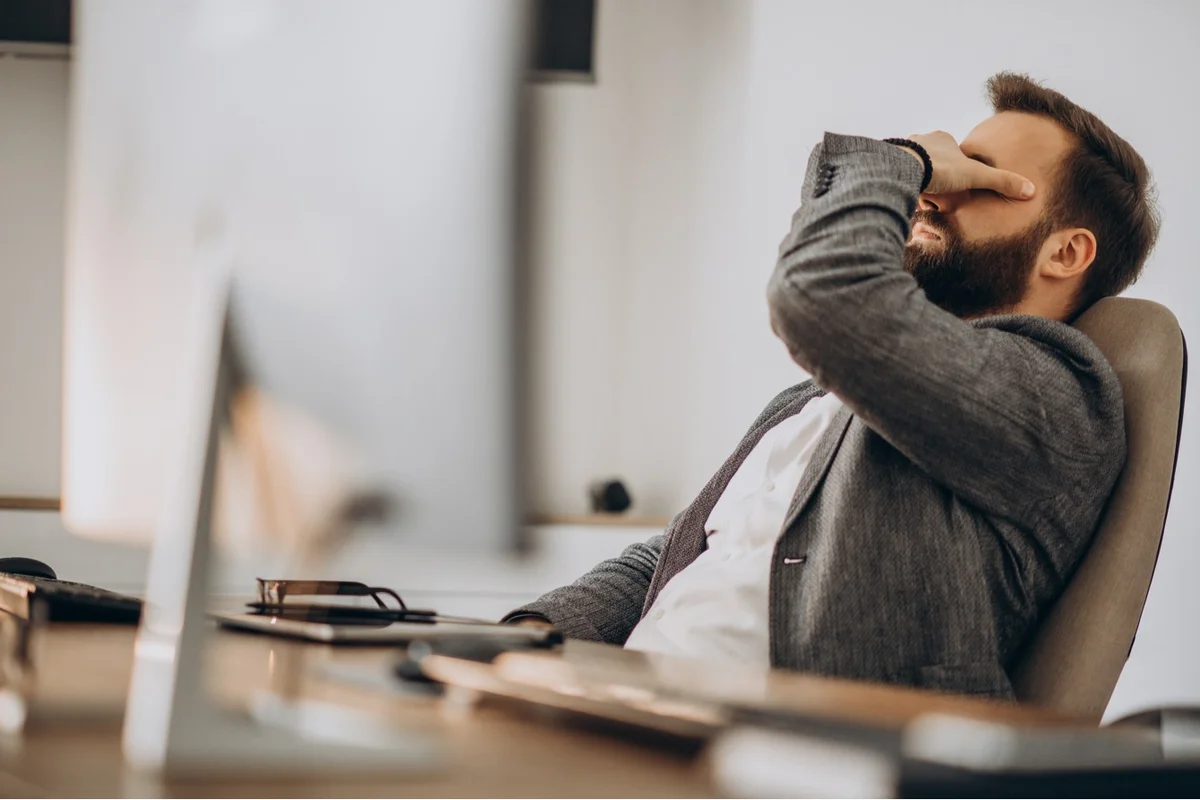 Fatiga laboral: Las 8 señales de que podrías sufrir un burnout y 4 tips para no estallar en tu trabajo