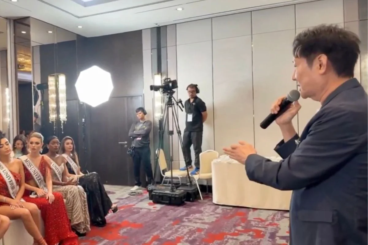 VIDEO| Violenta actitud de presidente del Miss Universo: Hace callar a miss mexicana y amenaza al resto de participantes
