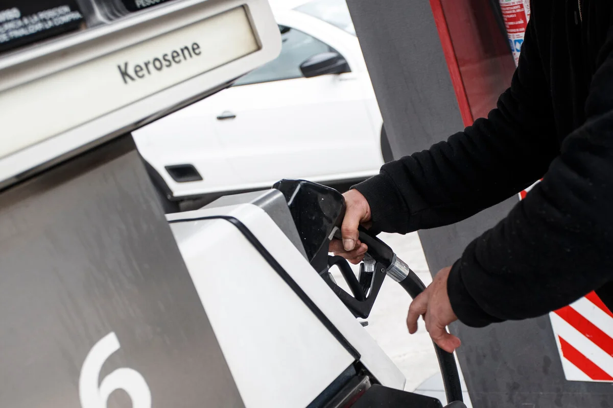 Valor de los combustibles a partir de este jueves 6 de noviembre: Enap estima fuerte alza de la parafina