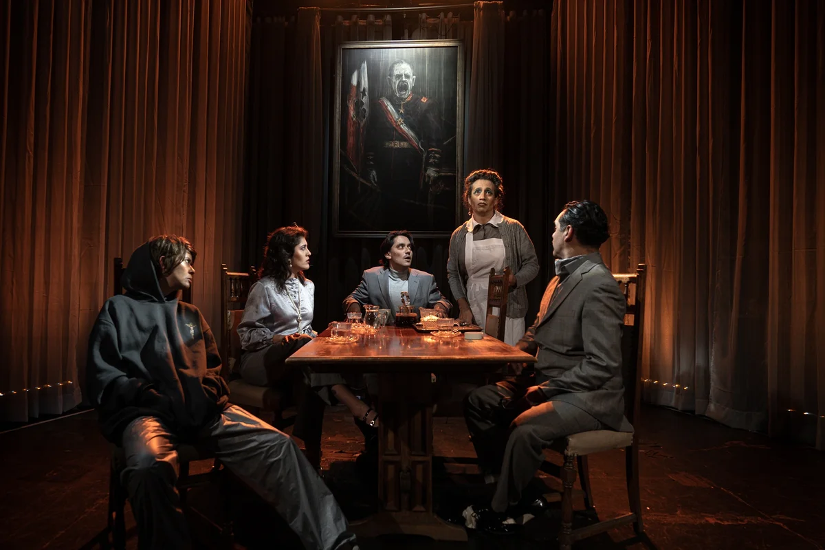 Sátira teatral revive cómo la Fundación de Pinochet montó una obra para contar 