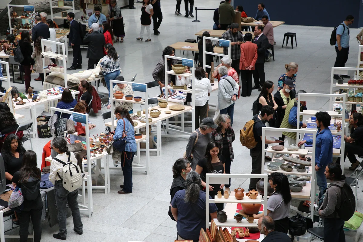 Artesanos de La Araucanía se toman Santiago con feria que celebra los secretos del oficio: Música en vivo y talleres