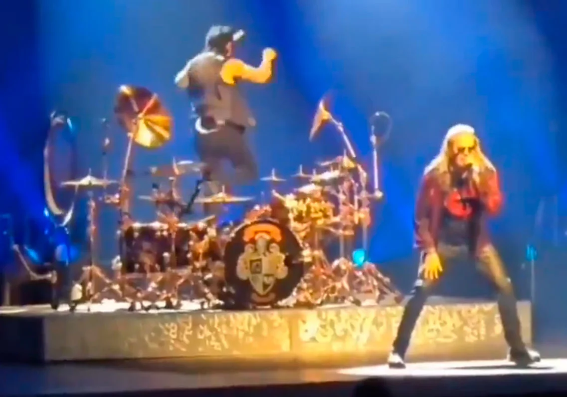 VIDEO| Maná otra vez al suelo: Ahora fue el baterista Alex González quien se cayó tras pirueta