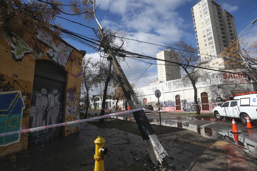 Llaman a no acercarse a cableado eléctrico caído, pero alertan por alto costo de soterrarlo