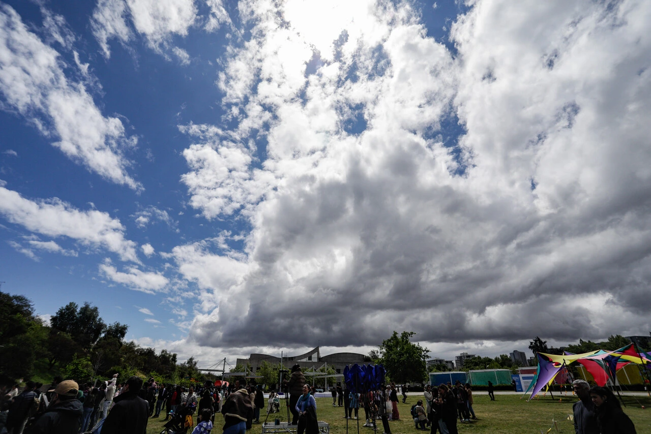 ¡No guardes el paraguas!: Meteorología anuncia nuevas lluvias y tormentas eléctricas para este fin de semana