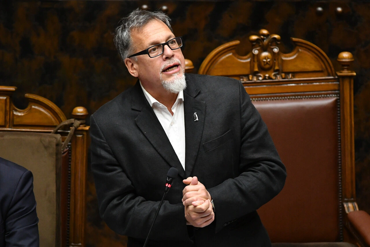 Contra la contaminación por plásticos: Lagos Weber encabeza conversatorio en Congreso Nacional ante desafíos ambientales