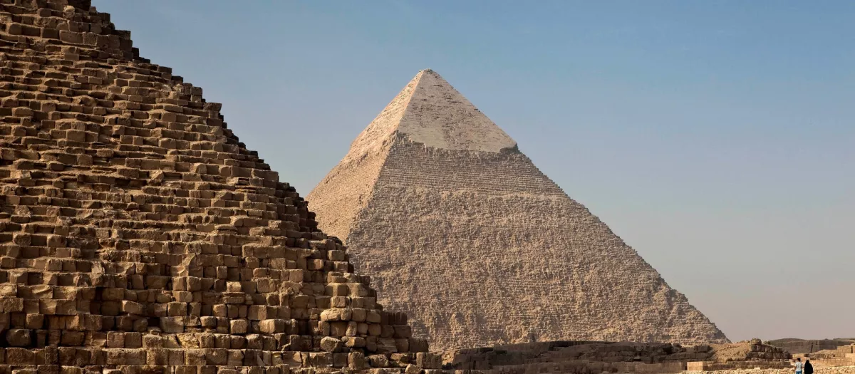 Otra vez: Egipto arresta nuevamente a tres turistas por intentar tomarse fotos desnudos junto a la Gran Pirámide de Guiza