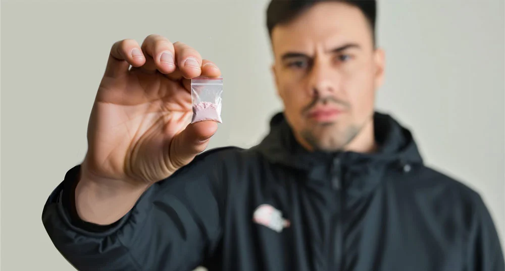 “No podemos normalizar bolsitas de droga en las plazas”:  César Leiva y su propuesta para atacar el consumo de drogas duras