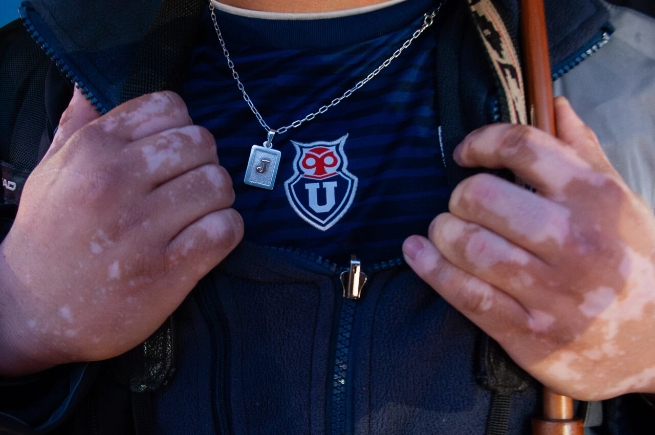 Se le negó acceso a zona preferencial: Azul Azul da pie atrás y alcanza acuerdo reparatorio con hincha de la U. de Chile