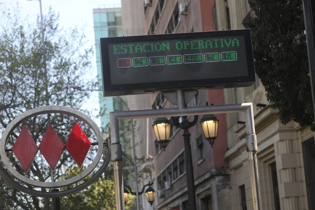 Extensión horaria de Metro este martes 11 y miércoles 12 por concierto de Dua Lipa: Revisa en qué estaciones