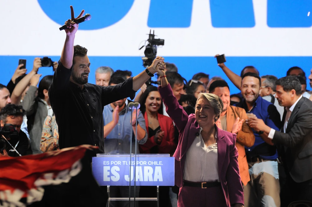 Jara cerró su campaña en Maipú ante casi 30 mil personas, flanqueado por Vodanovic y diciendo 