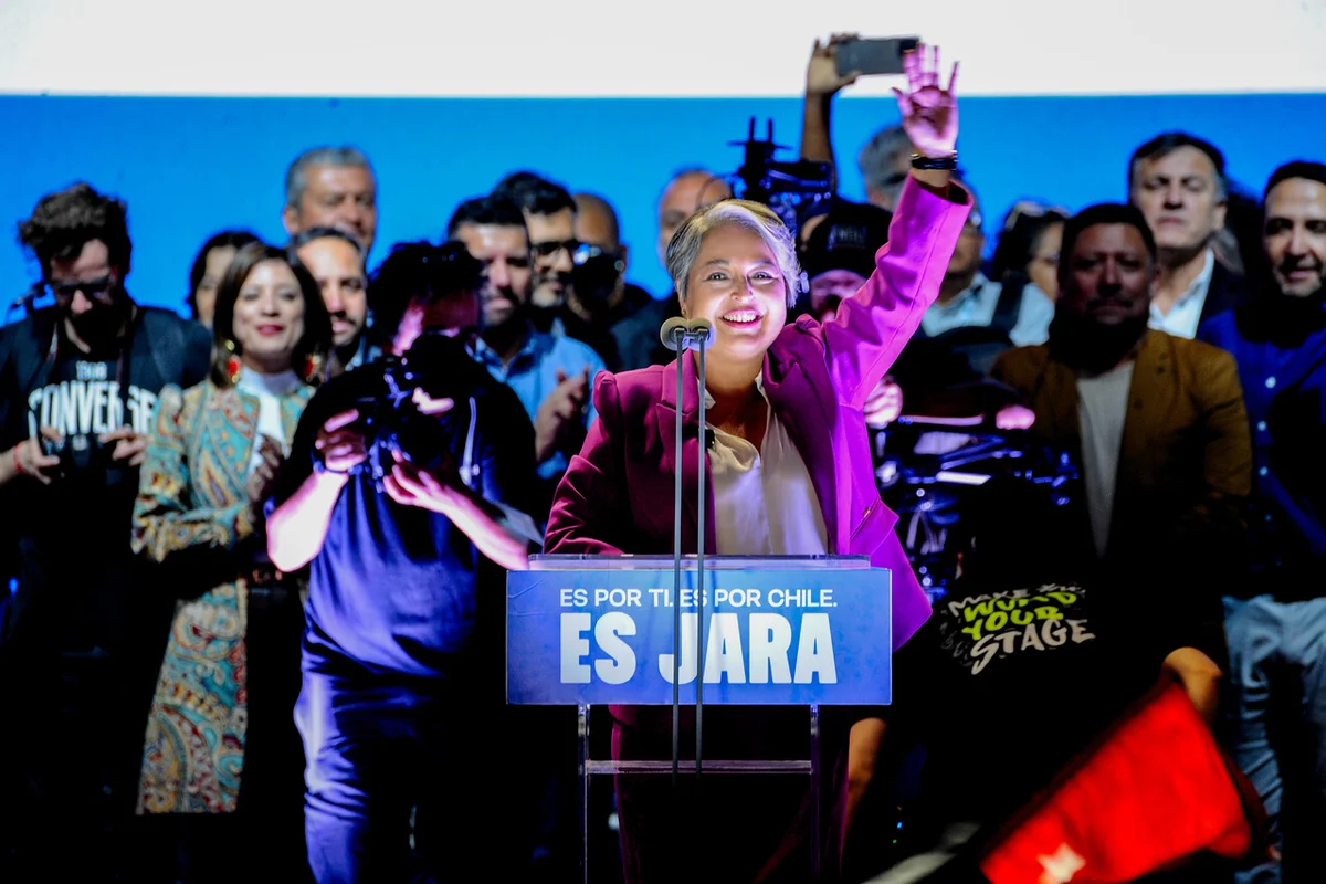Jeannette Jara calla pifias a carabineros y llama a la unidad en cierre de campaña