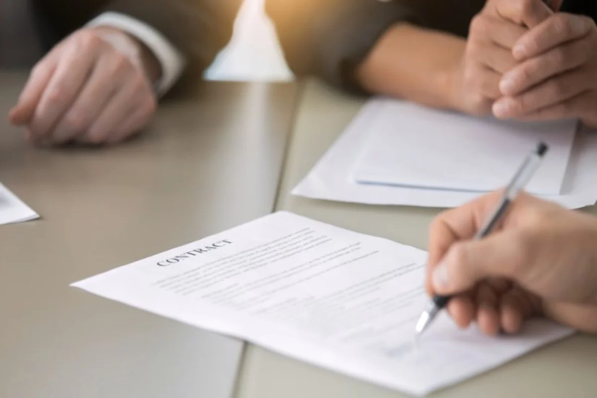 Denuncian ante Contraloría contratos sin respaldo de funcionarios y pagos sin justificación en La Reina