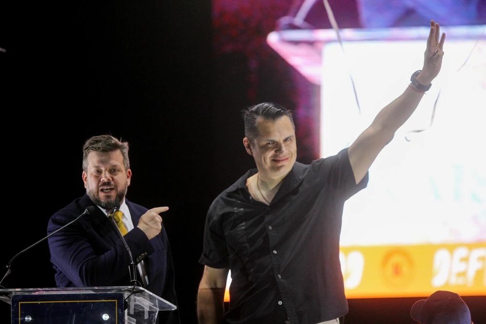 Kaiser cierra campaña cantando estrofa eliminada del himno, insistiendo en fake news sobre DD.DD. y junto a Claudio Crespo