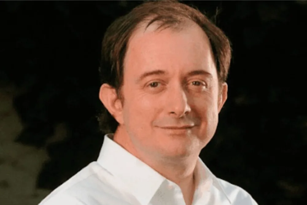 Iván Poduje es vinculado como miembro del equipo de Kast a bots de redes que atacaron a Jara y Matthei