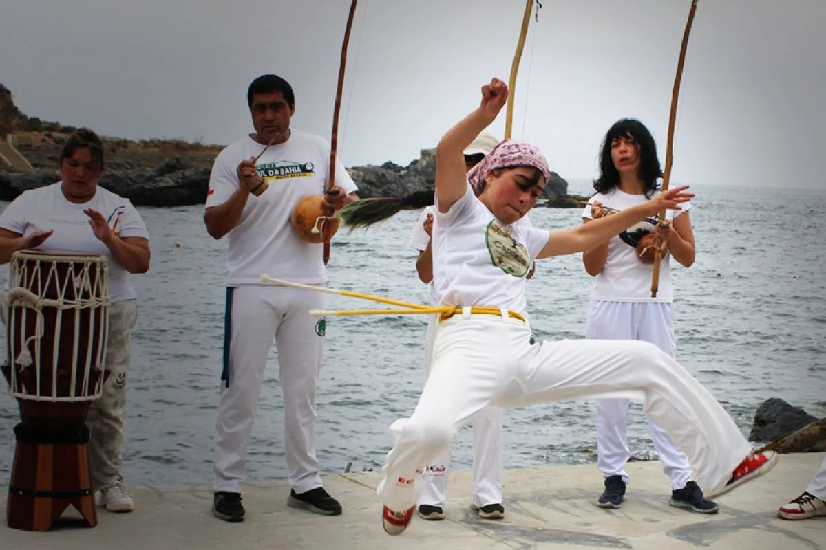 Mes de la Conciencia Negra: muestra gratuita de capoeira se toma Santiago para conmemorar el legado afrobrasileño