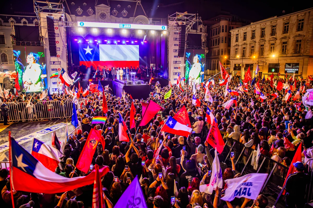 Jeannette Jara llena la Plaza Sotomayor en su cierre de campaña en Valparaíso