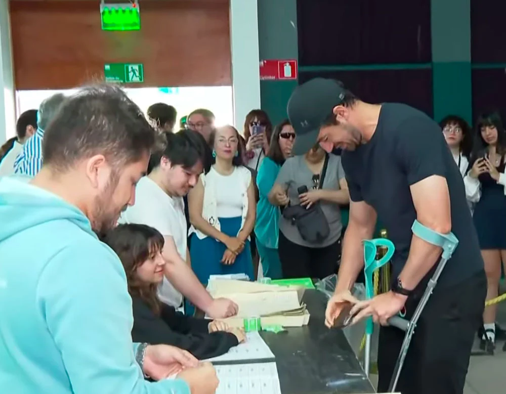 VIDEO| Alcalde Tomás Vodanovic llega en muletas a votar y descarta tomar rol protagónico en campaña de Jeannette Jara