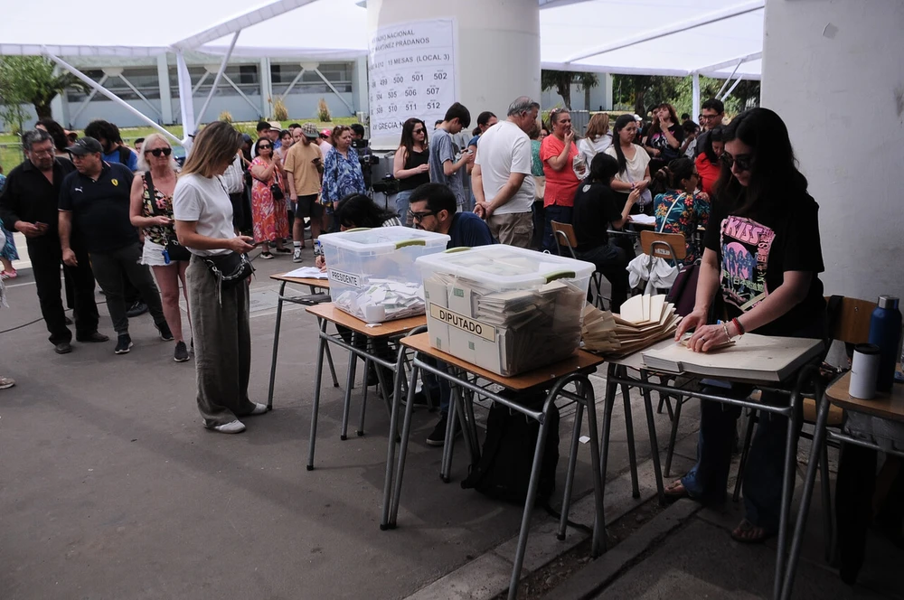 MINUTO A MINUTO: Largas filas de votantes a una hora del cierre de mesas