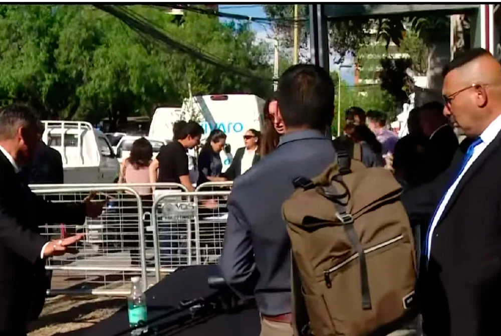 VIDEO| José Antonio Kast pone detector de metales para periodistas en su comando: También hay vidrios