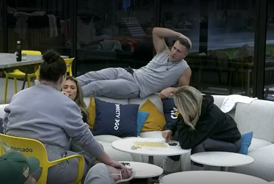 VIDEO| "Gran Hermano": Participante se emborracha y termina casi en el suelo