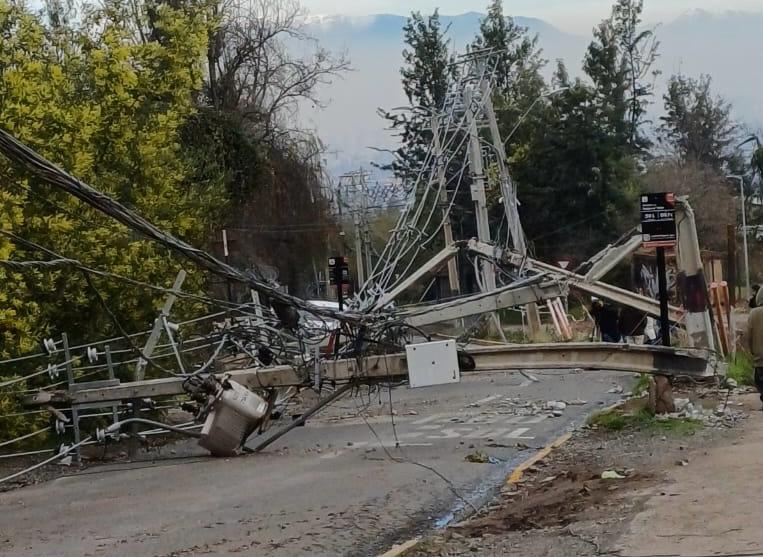 Santiago tras el viento: 360 semáforos apagados, árboles aún en calles y 225 mil clientes sin luz