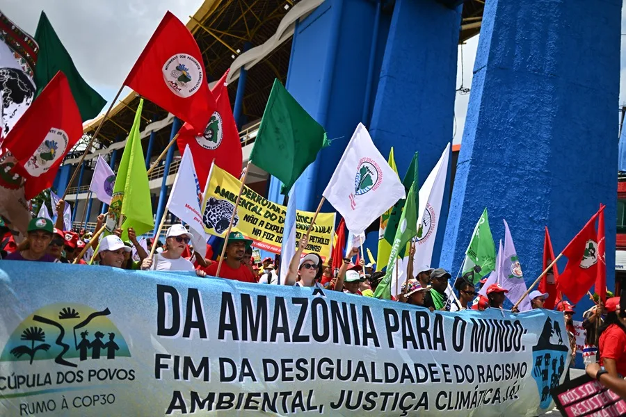 Brasil anuncia la demarcación de diez de tierras indígenas en medio de protestas durante la COP30
