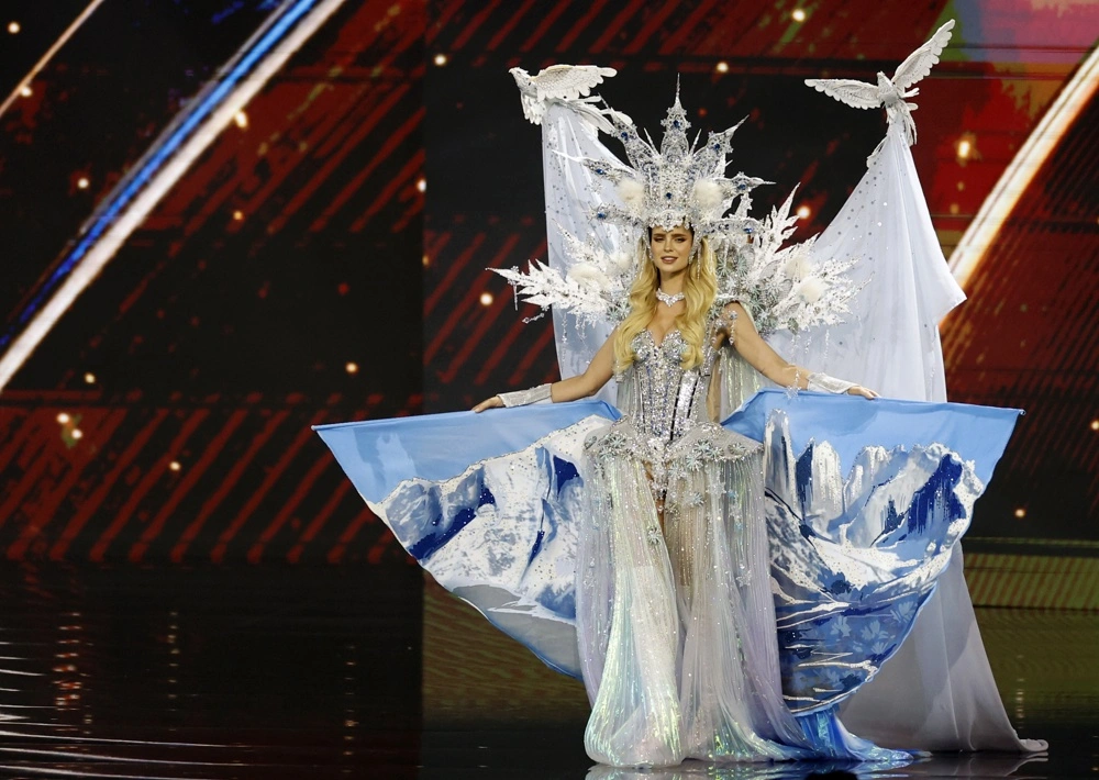 VIDEO| Inna Moll muestra en el Miss Universo su traje típico inspirado en glaciares y la Patagonia chilena