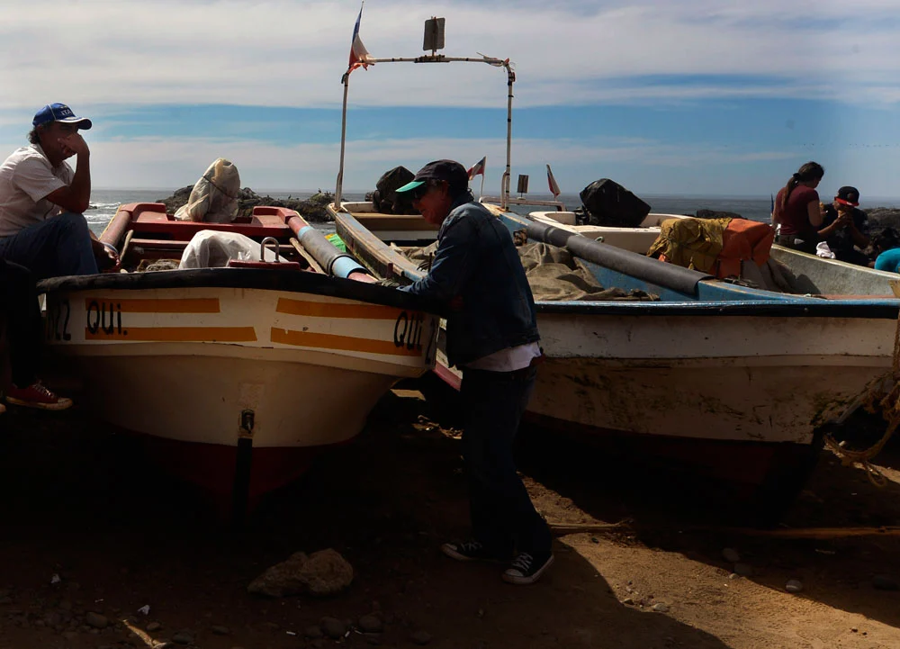 Pescadores artesanales de Puerto Manso reciben apoyos parlamentarios ante amenaza de desalojo por inmobiliaria